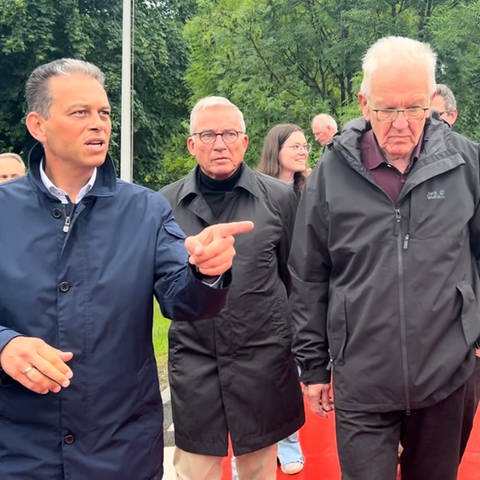 Ministerpräsident Kretschmann und Innenminister Strobl zu Besuch in Meckenbeuren. Dort informieren sie sich über die Hochwasserlage.
