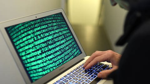 Ein Hacker am PC (Foto: picture-alliance / dpa, SWR)