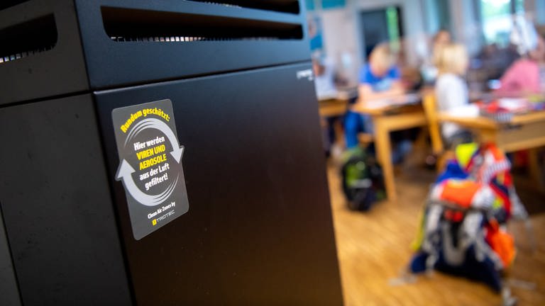 Ein Luftfilter steht in einem Klassenraum an der Grundschule Neubiberg.  (Foto: dpa Bildfunk, picture alliance/dpa | Sven Hoppe)