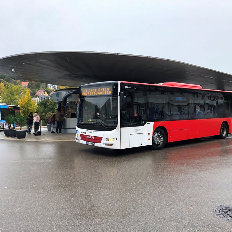 Ein Bus steht am Busbahnhof in Schwäbisch Hall (Foto: SWR, Harald Holz)