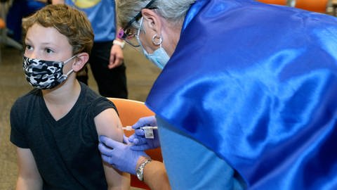 Impfungen mit Biontech sollen auch ab sechs empfohlen werden (Foto: picture-alliance / Reportdienste, picture alliance/dpa/AP | Paul Vernon)