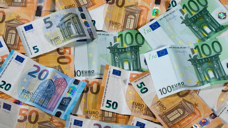 Zu sehen sind Euro-Geldscheine mit unterschiedlichen Werten (Foto: dpa Bildfunk, picture alliance/dpa/dpa-Zentralbild | Jens Büttner)