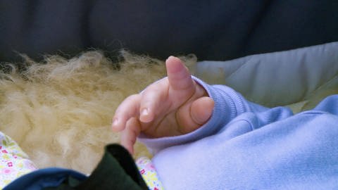 Ein Baby streckt seine Finger in die Luft (Foto: SWR, Simon Bendel)