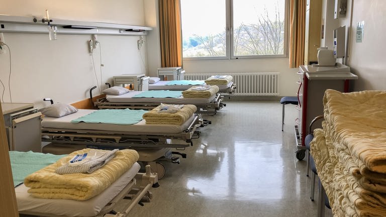 Krankenzimmer mit vier unbelegten Betten im Krankenhaus Diak Diakoneo Schwäbisch Hall. (Foto: SWR)