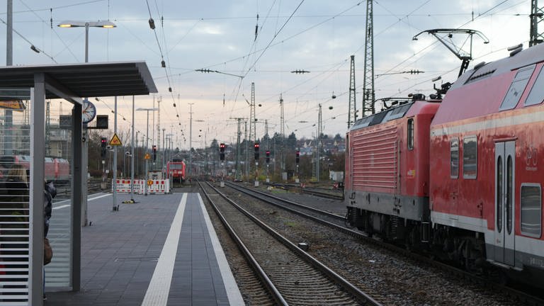 Eine Szene mit Zügen und roten Haltesignalen am Hauptbahnhof in Heilbronn Symbolbild DB Dezember 2018 (Foto: SWR, Jürgen Härpfer)