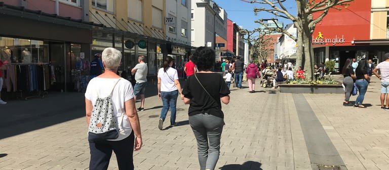 Die Heilbronner Innenstadt ist am ersten Samstag nach den Corona-Lockerungen mit geöffneten Läden wieder belebt.  (Foto: SWR)