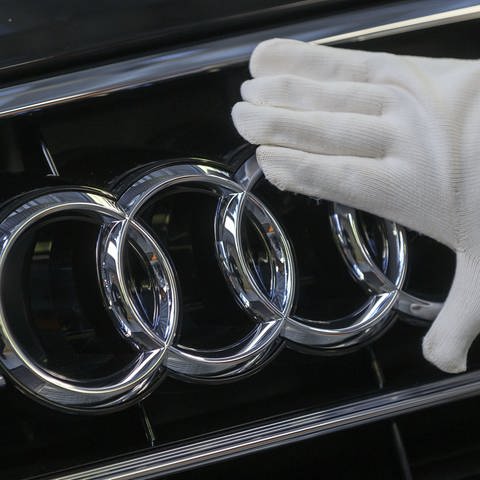 Hand streicht über Audi-Logo (Foto: dpa Bildfunk, Ronald Wittek)