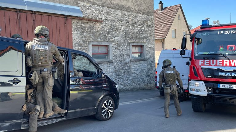 SEK wegen illegalen Waffenbesitzes in Bobstadt im Einsatz (Foto: SWR)