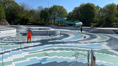Die Becken werden fit gemacht für die Freibadsaison 2022. (Foto: SWR, Jan Arnecke)