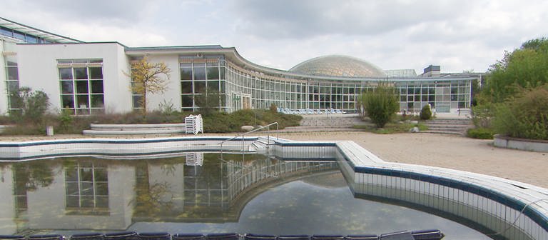Spaßbad Aquatoll Neckarsulm Außenbereich und Kuppel (Foto: SWR)