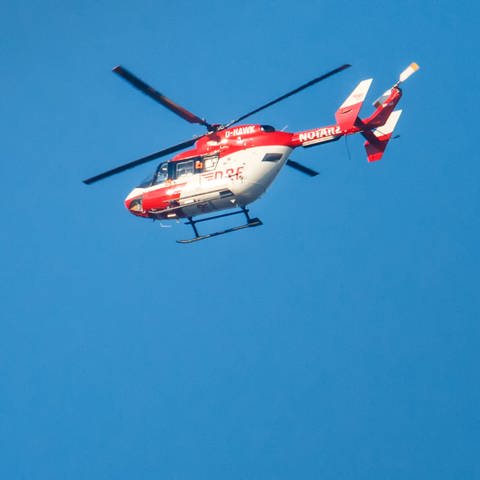 Ein roter Rettungshubschrauber im Flug. Symbolbild. (Foto: SWR, Jürgen Härpfer)