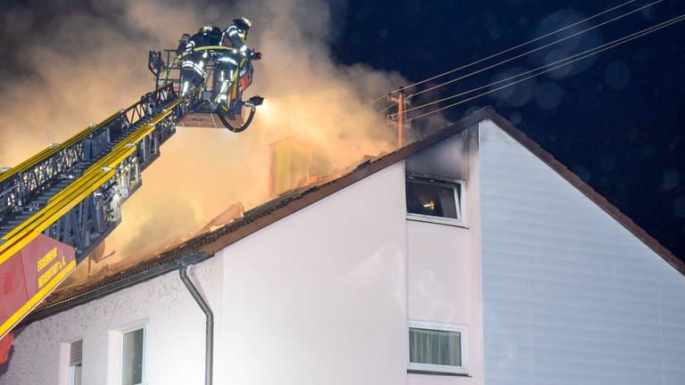 Zwei Tote nach Dachstuhlbrand in Neuenstadt am Kocher (Kreis Heilbronn) (Foto: EinsatzReport24)
