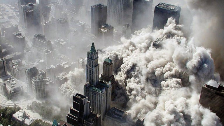Ein Luftbild der einstürzenden Türme des World Trade Centers in New York am 11. September 2001