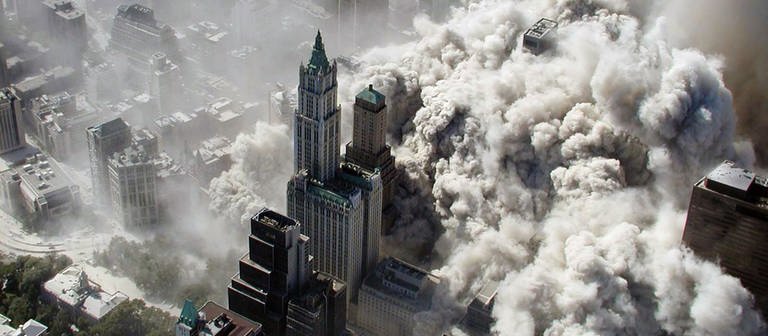 Ein Luftbild der einstürzenden Türme des World Trade Centers in New York am 11. September 2001 (Foto: dpa Bildfunk, NIST)