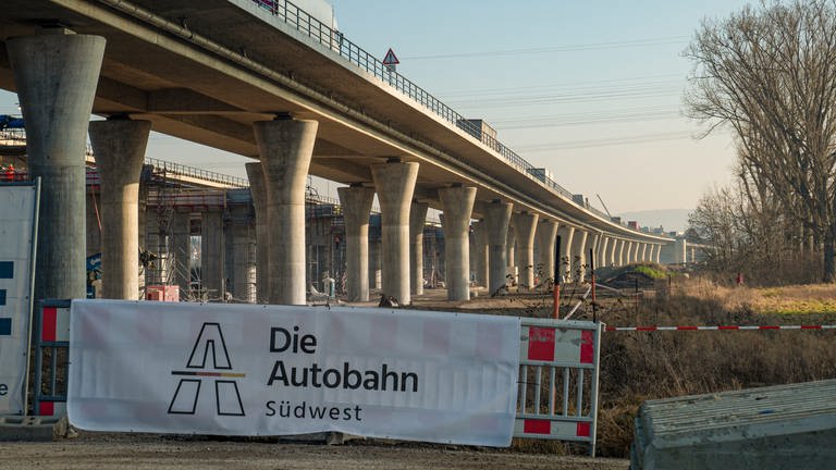 Banner an der Baustelle des Querverschubs (Foto: SWR, Foto: Jürgen Härpfer (SWR))