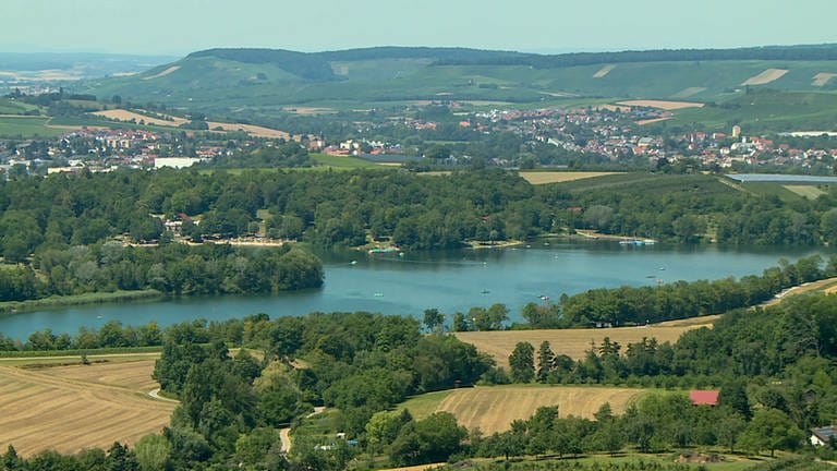 Breitenauer See. Blick von oben. Blickrichtung Nord mit Weinsberger Tal. Sonntag 19.7.2020. Zu viele Besucher. Probleme mit Abstandsregeln. (Foto: SWR)
