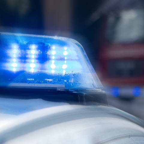 Blaulicht auf einem Polizeiauto. Im Hintergrund schwach erkennbar die Front eines Feuerwehrfahrzeugs. Symbolbild mit grafischem Effekt. (Foto: SWR, Jürgen Härpfer)