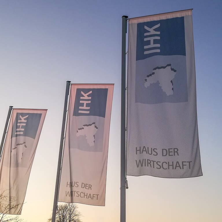 Fahnen mit Beschriftung Haus der Wirtschaft IHK gesehen bei der IHK Heilbronn-Franken Dezember 2019 (Foto: SWR, Jürgen Härpfer)