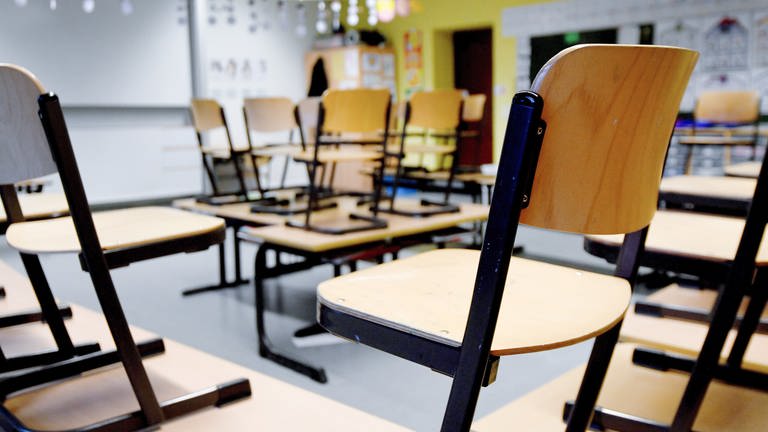 Symbolbild: Gelsenkirchen: Stühle stehen in einem Klassenzimmer in einer Grundschule auf den Tischen (Foto: dpa Bildfunk, picture alliance/Caroline Seidel/dpa)