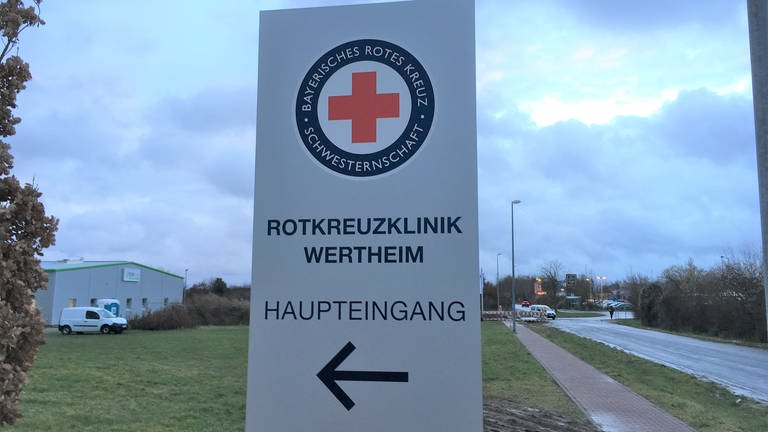 Schild am Haupteingang der Rotkreuzklinik in Wertheim (Foto: SWR)