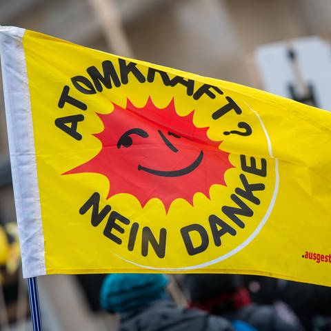 Bei einer Demonstration unter dem Motto «10 Jahre nach Fukushima: Atomkraft ist kein Klimaretter!» ist eine Flagge mit der Aufschrift „Atomkraft? Nein Danke“ zu sehen. (Foto: dpa Bildfunk, picture alliance/dpa | Christophe Gateau)
