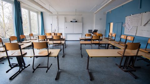 Ein leeres Klassenzimmer (Foto: dpa Bildfunk, Julian Stratenschulte (Symbolbild))