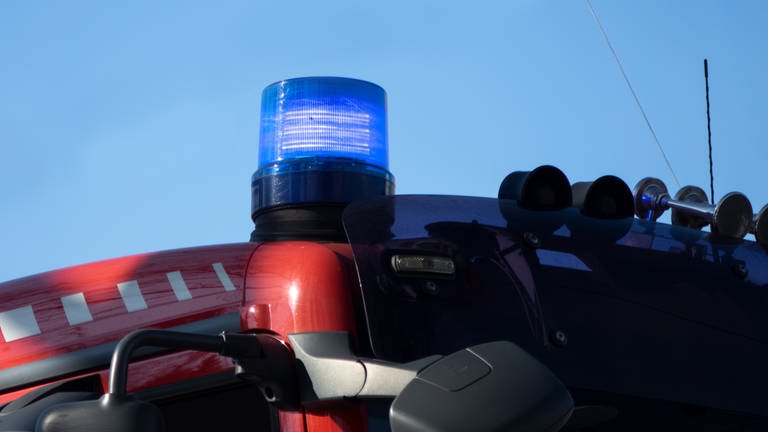 Ein Einsatzfahrzeug der Heilbronner Feuerwehr mit eingeschaltetem Blaulicht vor neutralem Hintergrund. Nahaufnahme Blaulicht. Symbolbild. (Foto: SWR, Jürgen Härpfer)