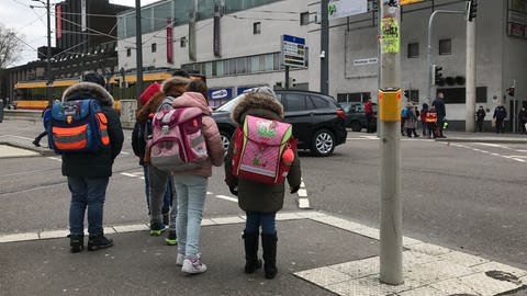 Schulkinder an Straße in Heilbronn (Foto: SWR, Thorsten Weik)