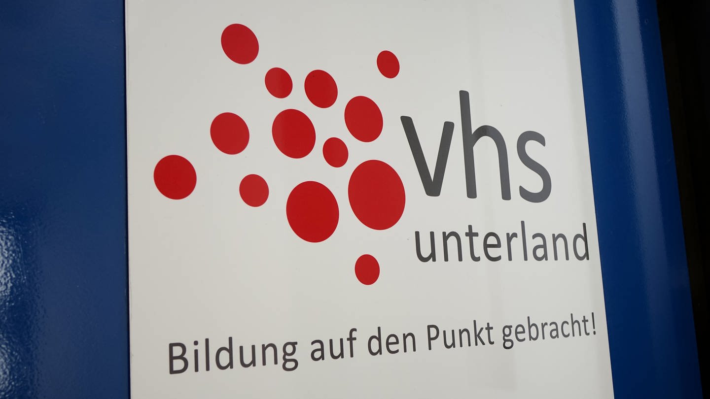 VHS Unterland. Logo auf einem Schild am Eingang. Allee 40, Heilbronn. (Foto: SWR)