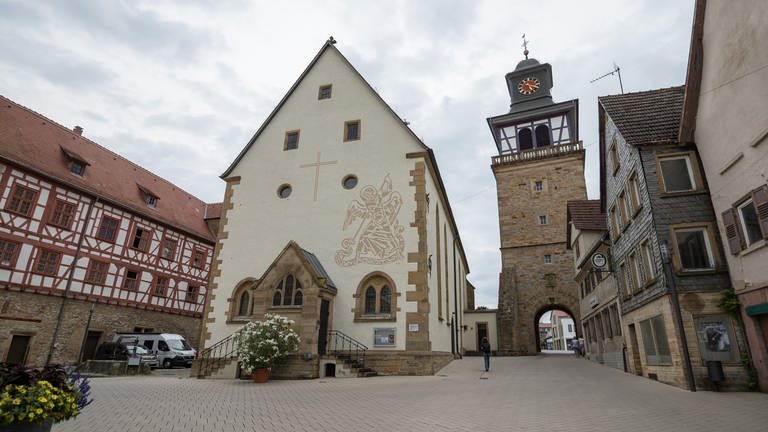 Neuenstadt am Kocher. Blick vom Inneren Marktplatz auf die Stadtkirche St. Nikolaus mit Torturm, sowie Teile des Schlosses (l) und einige Gebäude. Gesehen am 2.8.2020. (Foto: SWR, Jürgen Härpfer)