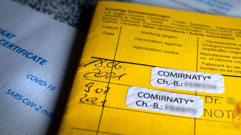Ein Impfbuch mit Eintrag von zwei Impfungen gegen Covid-19. Symbolbild. (Foto: SWR, Jürgen Härpfer)