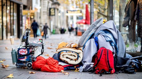 Habseligkeiten einer wohnungslosen Person in der Innenstadt (Foto: dpa Bildfunk, picture alliance/dpa | Hauke-Christian Dittrich)