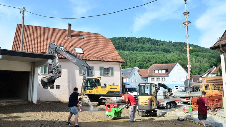 Bauarbeiter in Braunsbach auf der Baustelle (Foto: SWR)