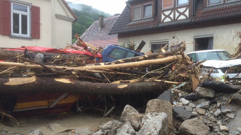 Nach der Flutkatastrophe in Braunsbach waren Gegenstände und Autos unter Schlamm und Geröll vergraben