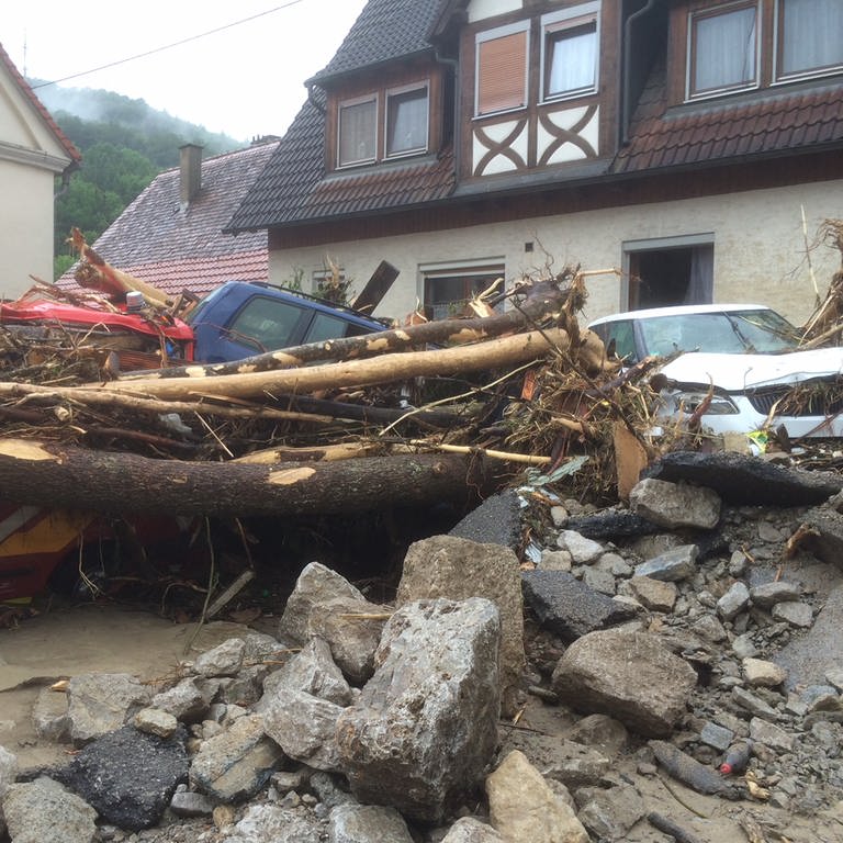 Nach der Flutkatastrophe in Braunsbach waren Gegenstände und Autos unter Schlamm und Geröll vergraben (Foto: SWR)