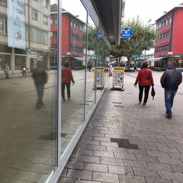 Fußgängerzone mit leerem Schaufenster (Foto: SWR)