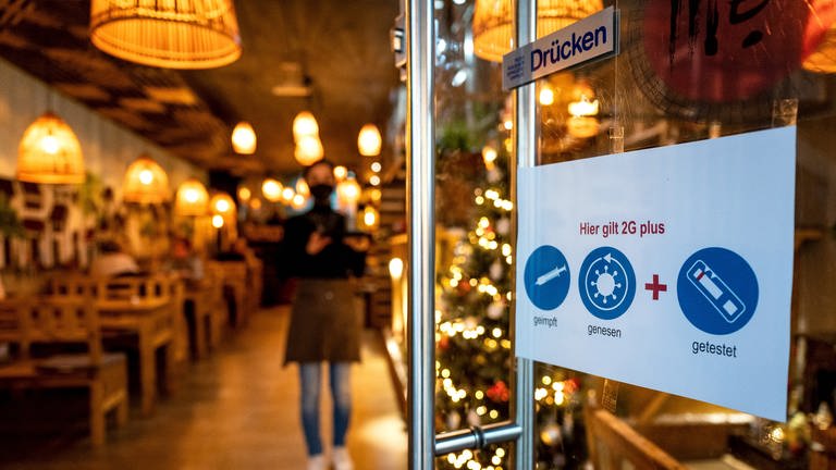 Ein Schild an der Tür eines Restaurants weist auf die 2G-Plus-Regel hin. (Foto: dpa Bildfunk, Picture Alliance)