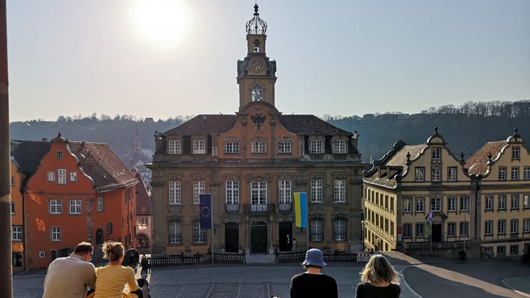 Blick auf Marktplatz und Rathaus Schwäbisch Hall mit den Flaggen der Europäischen Union und Ukraine. Gesehen im März 2022 (Foto: SWR, Jürgen Härpfer)