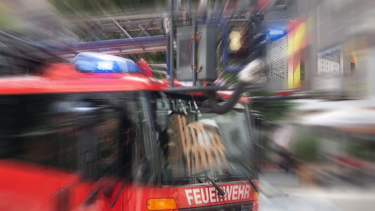 Ein Einsatzfahrzeug der Feuerwehr mit Drehleiter und Blaulicht mit Effekt-Überlagerung Symbolbild (Foto: SWR, Jürgen Härpfer)