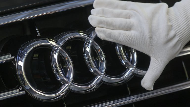 Hand streicht über Audi-Logo (Foto: dpa Bildfunk, Ronald Wittek)
