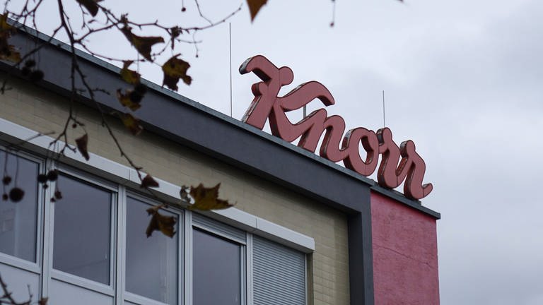Knorr Firmenlogo auf dem Dach eines Betriebsgebäudes in Heilbronn (Foto: SWR, Jürgen Härpfer)