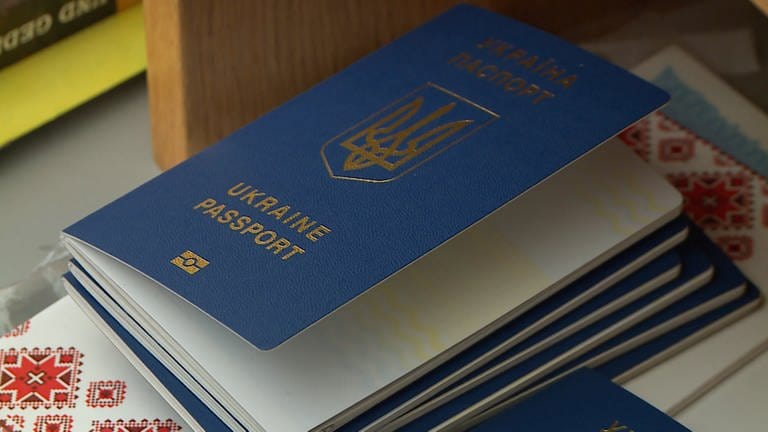 Ukrainischer Pass eines Geflüchteten bei der Aufnahme  in einem Hotel in Weinsberg (Foto: SWR)