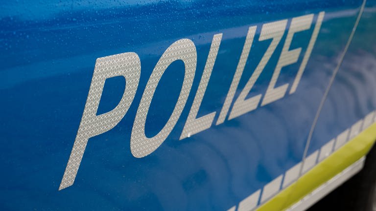 Polizeiauto, seitlich, mit Regentropfen (Foto: SWR, Jürgen Härpfer)