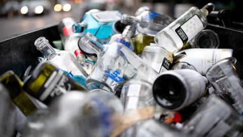 Leere Alkoholflaschen liegen in einem Container. (Foto: dpa Bildfunk, picture alliance/dpa | Martin Gerten)
