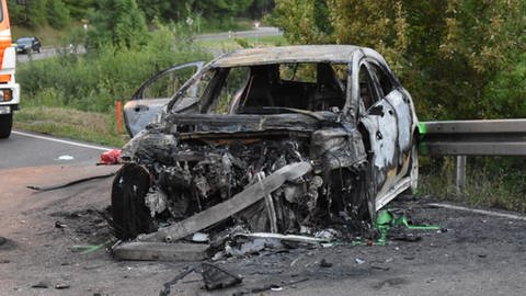 ausgebranntes Autowrack nach einem tödlichen Unfall bei Fichtenberg (Foto: onw-images)
