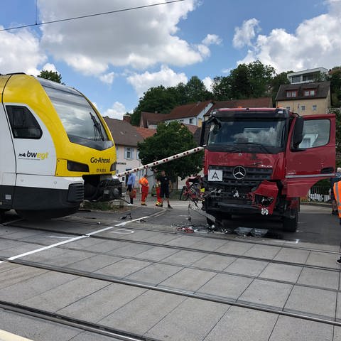 Bahnübergang in Neudenau-Herbolzheim: Ein Regionalexpress und ein Lkw sind zusammengestoßen und stehen am Bahnübegang (Foto: SWR)