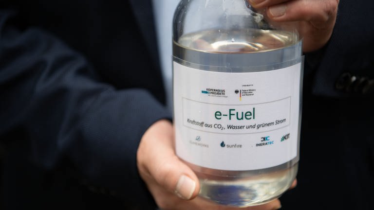 Eine Flasche mit E-Fuel (Foto: dpa Bildfunk, picture alliance/dpa | Marijan Murat)