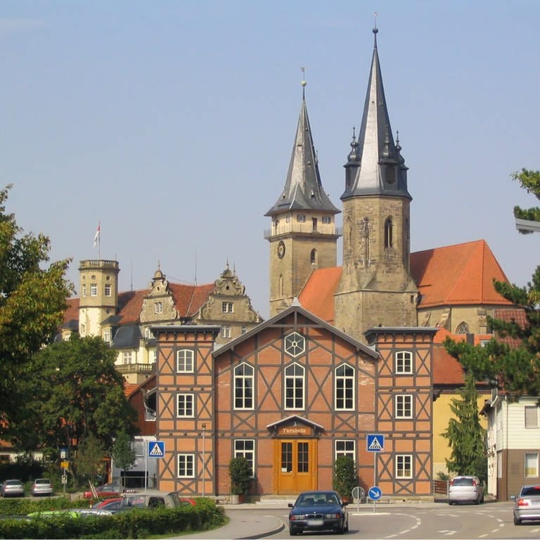 Alte Turnhalle und Schloss mit Stiftskirche Öhringen (Foto: Pressestelle, Große Kreisstadt Öhringen)