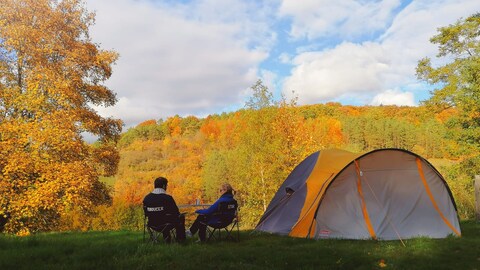 Zwei Menschen beim Zelten in Bad Mergentheim (Foto: Natur Campingplatz Bad Mergentheim)