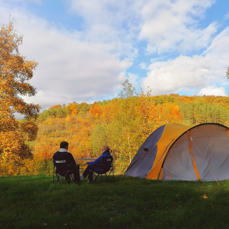 Zwei Menschen beim Zelten in Bad Mergentheim (Foto: Natur Campingplatz Bad Mergentheim)